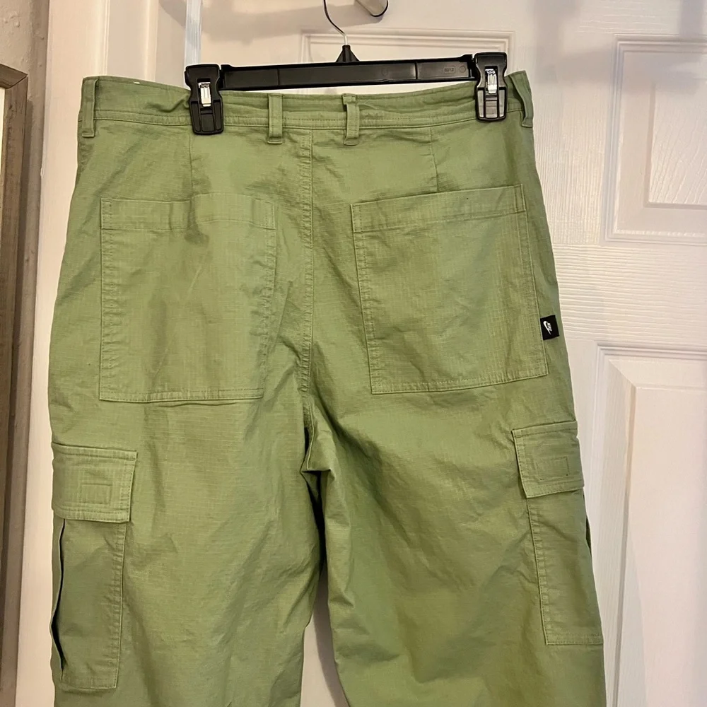 Nike Men's green Cargo Pants - Picture 5 of 6